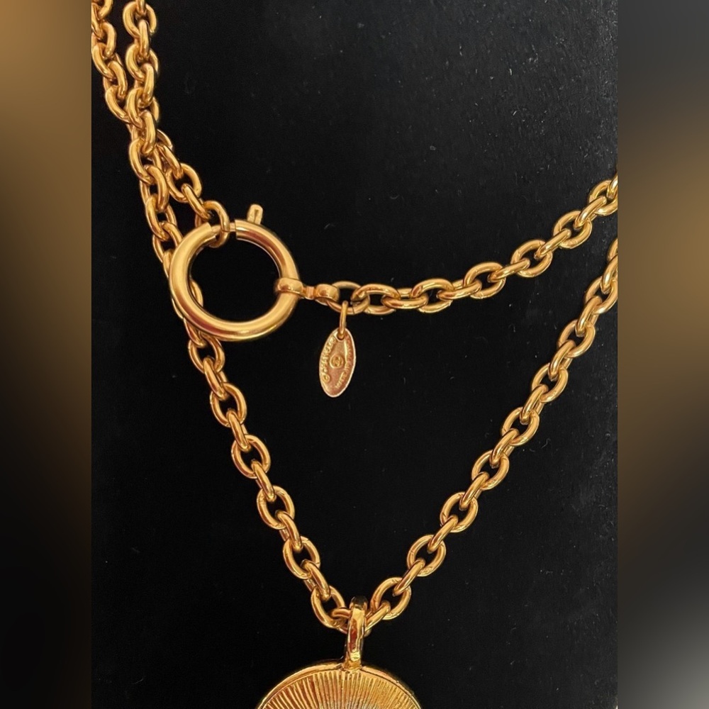 CHANEL Vintage Medallion Pendant Necklace - Picture 2 of 11